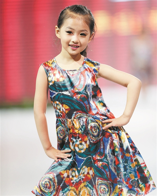 首个婴幼儿及童装纺织品国家标准十分注重童装的安全性。图为小模特在展示童装。王图